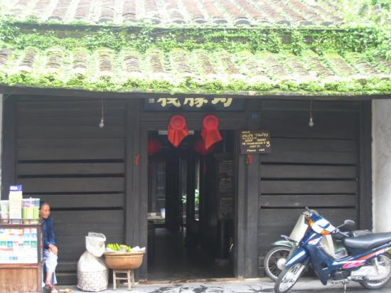 En rouge, les yeux vietnamiens protègent la maison et ses habitants des influences malveillantes